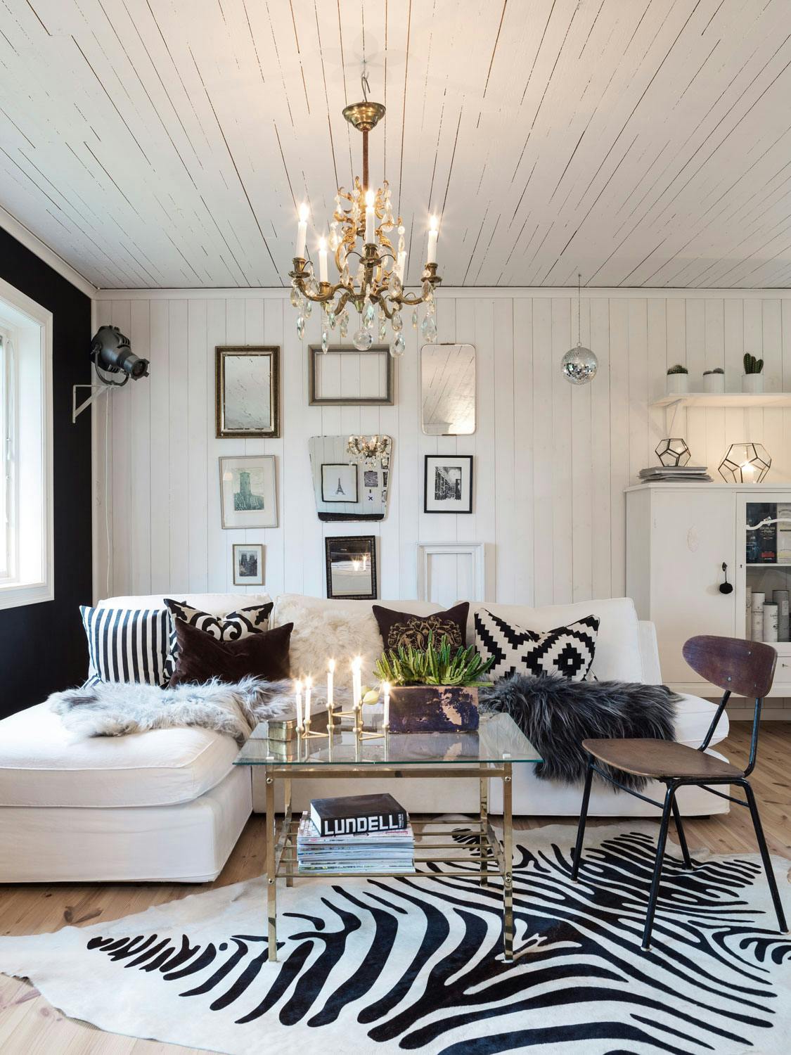 Stuen er husets hjerte Stue med lys sofa og sebraskinn